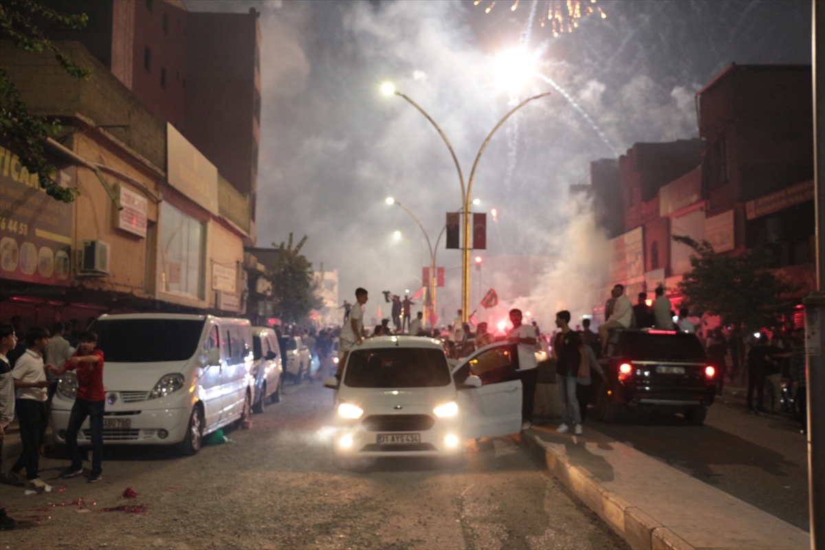 Cizre'de havai fişek yangını çıktı, itfaiye eri yaralandı
