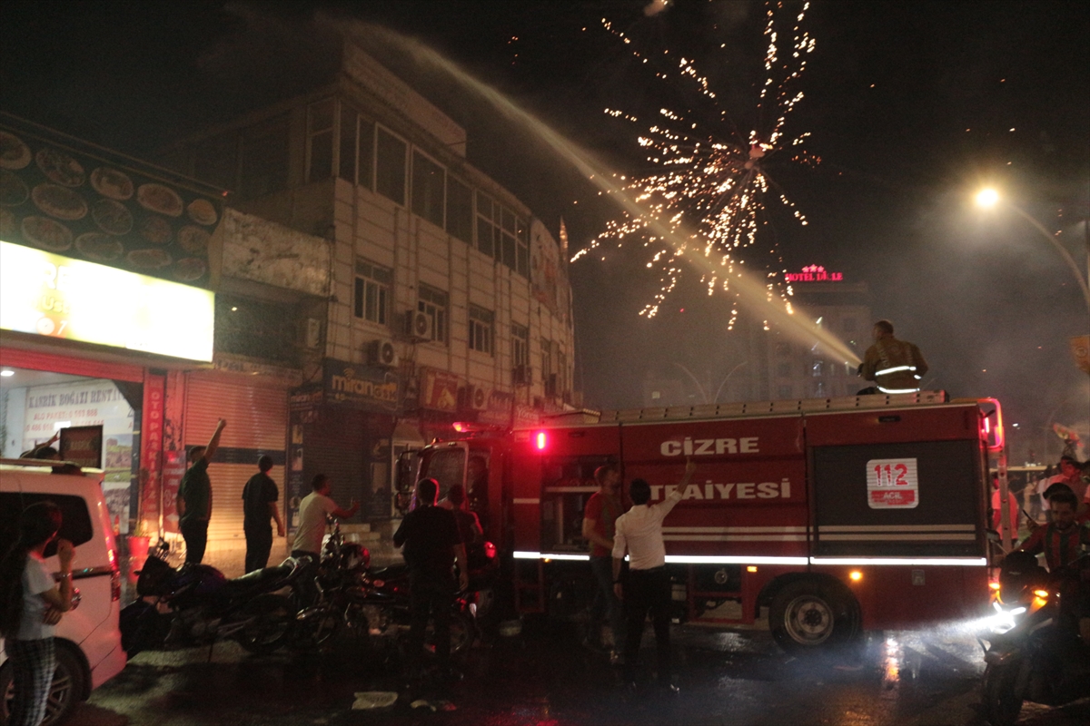 Cizre'de havai fişek yangını çıktı, itfaiye eri yaralandı
