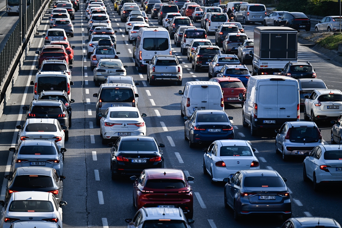 İstanbul'da haftanın ilk iş günü trafik yoğunluğu yaşandı