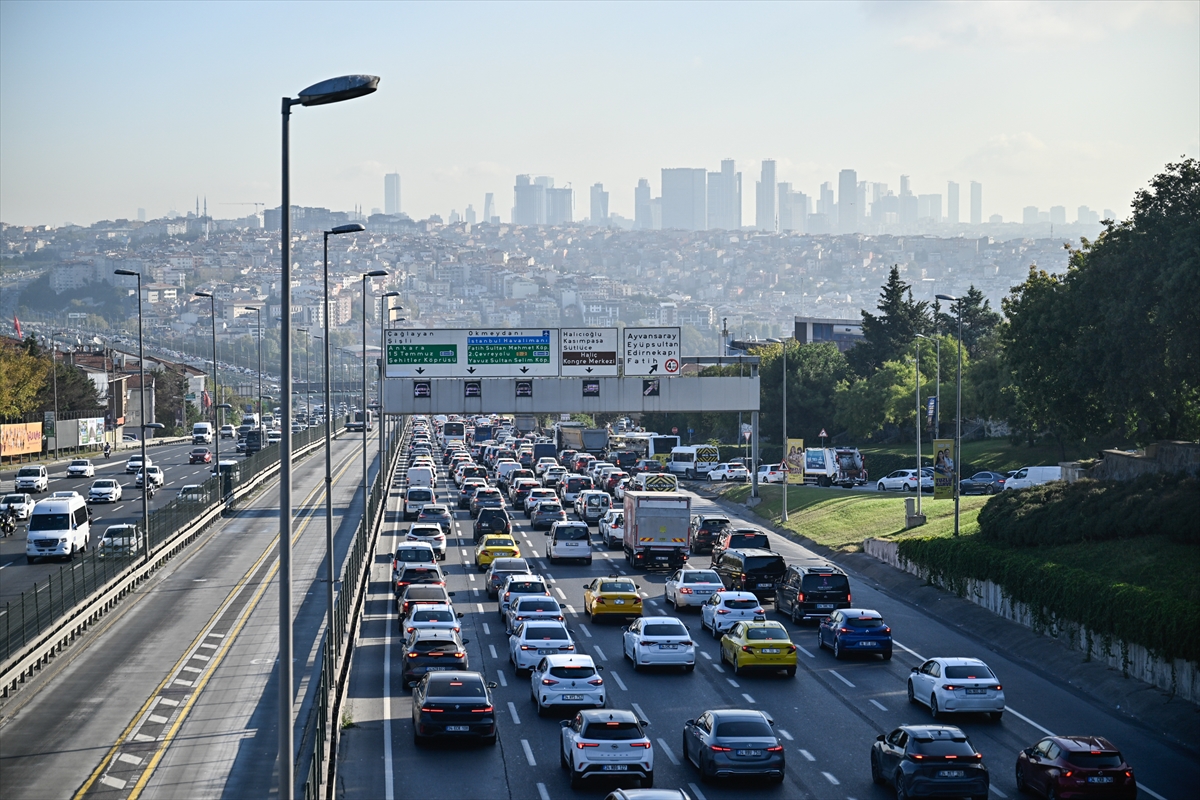 İstanbul'da haftanın ilk iş günü trafik yoğunluğu yaşandı