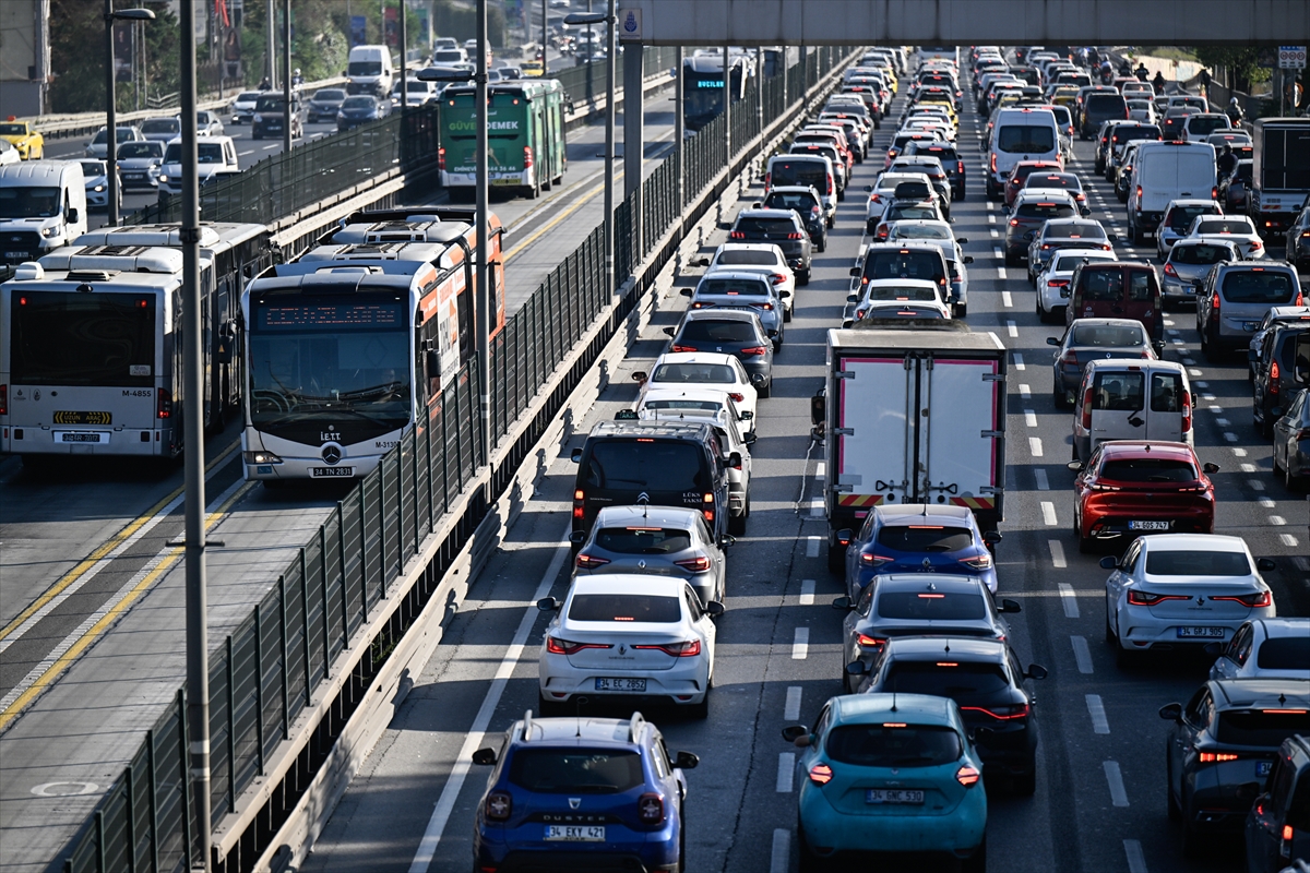 İstanbul'da haftanın ilk iş günü trafik yoğunluğu yaşandı