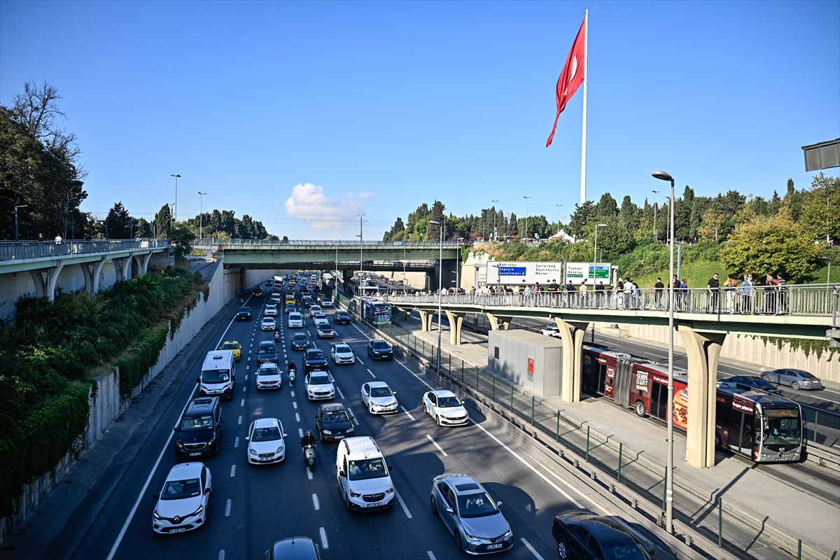 İstanbul'da haftanın ilk iş günü trafik yoğunluğu yaşandı