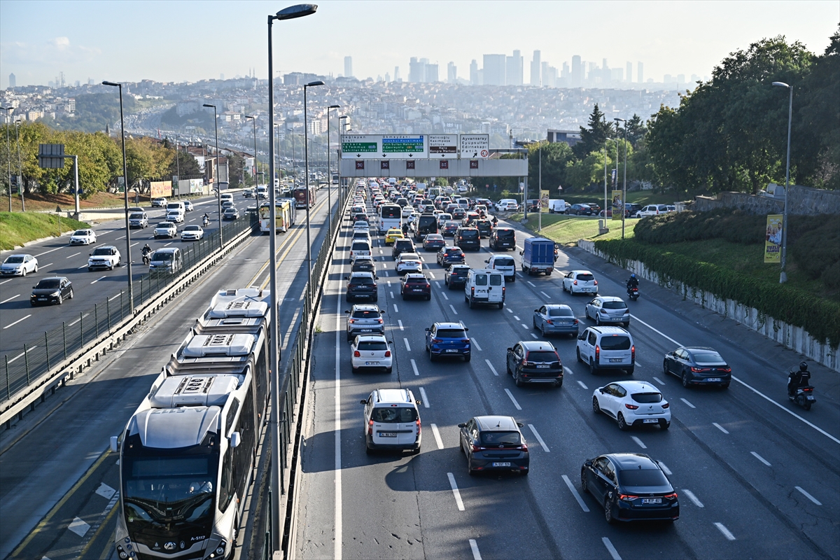 İstanbul'da haftanın ilk iş günü trafik yoğunluğu yaşandı