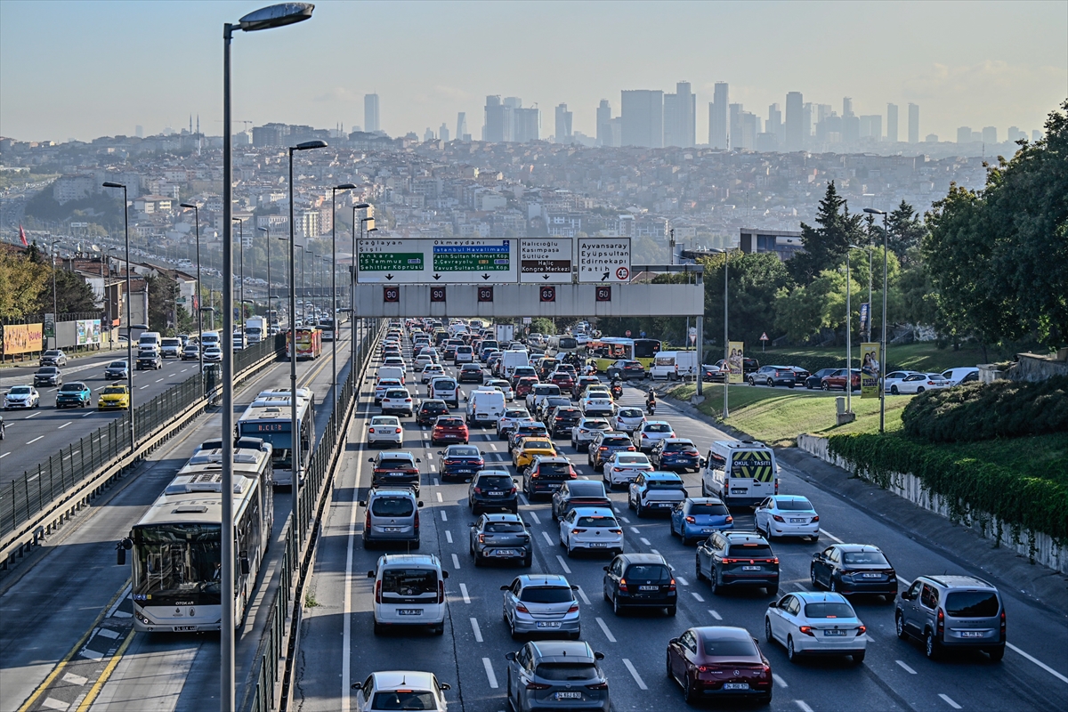 İstanbul'da haftanın ilk iş günü trafik yoğunluğu yaşandı