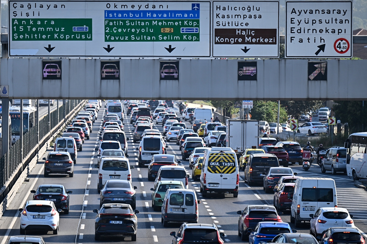 İstanbul'da haftanın ilk iş günü trafik yoğunluğu yaşandı