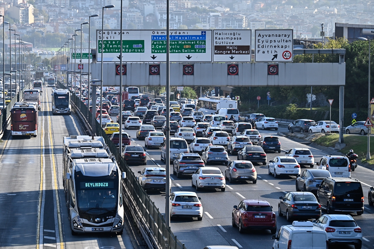 İstanbul'da haftanın ilk iş günü trafik yoğunluğu yaşandı