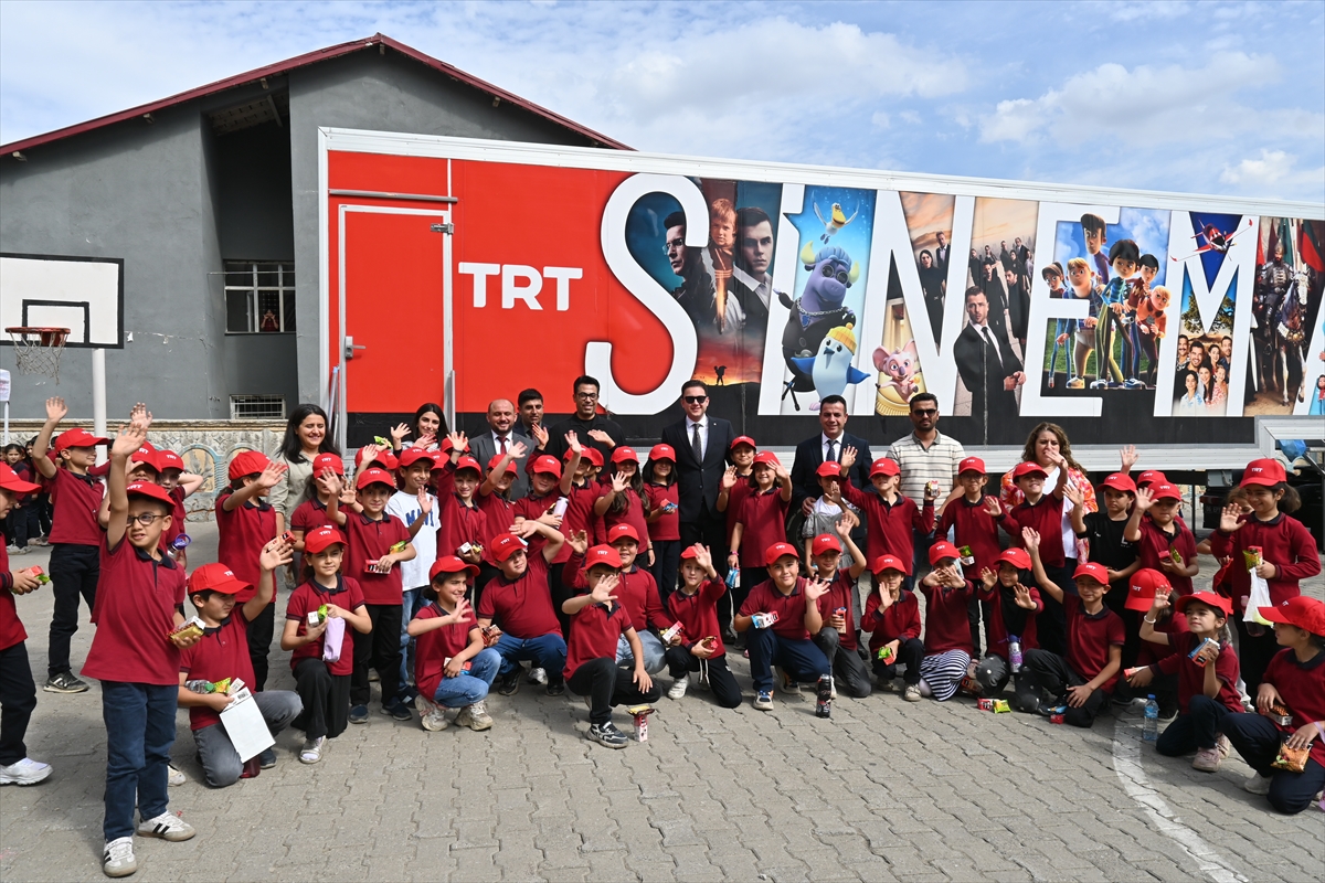 Bitlis'te TRT Sinema Tırı çocuklara sinema keyfi yaşattı