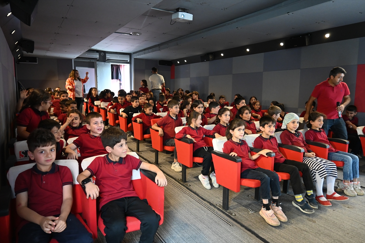 Bitlis'te TRT Sinema Tırı çocuklara sinema keyfi yaşattı