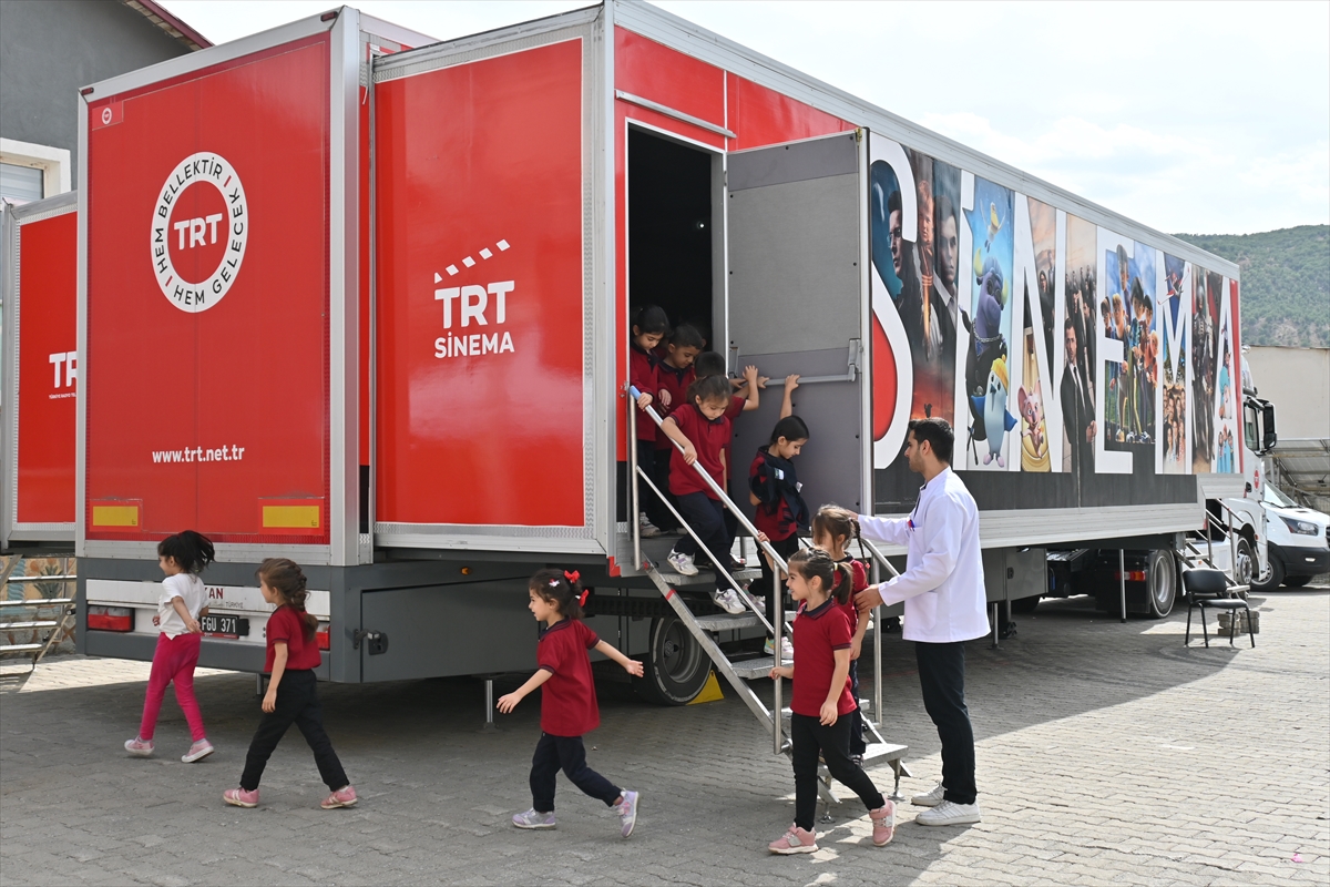 Bitlis'te TRT Sinema Tırı çocuklara sinema keyfi yaşattı