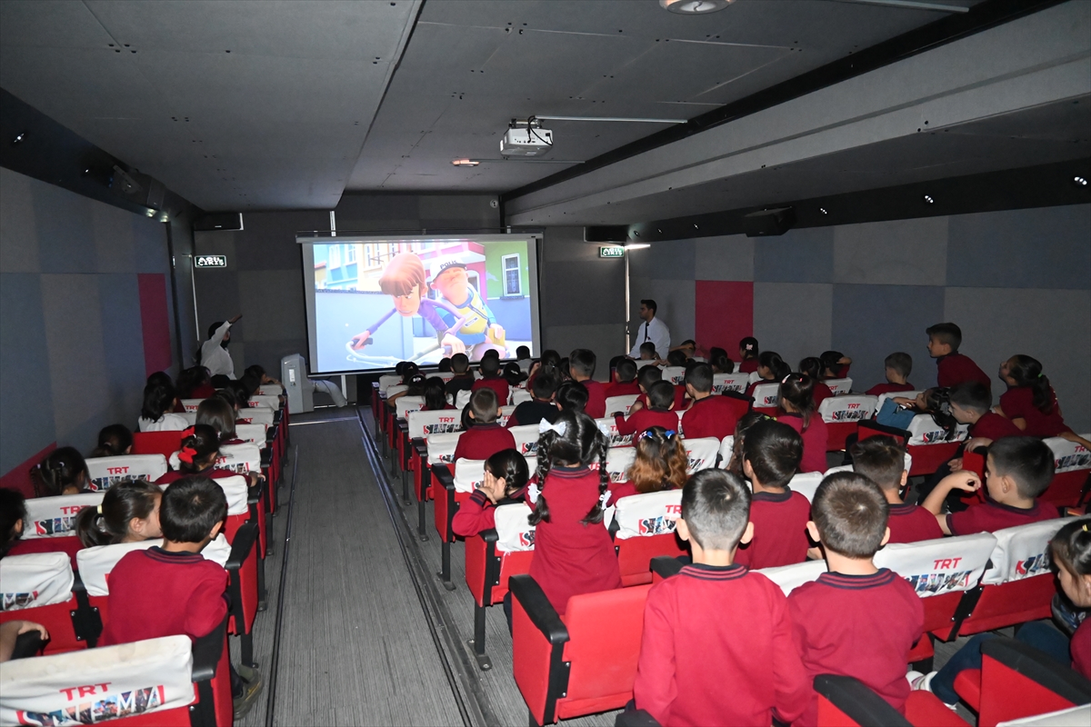 Bitlis'te TRT Sinema Tırı çocuklara sinema keyfi yaşattı