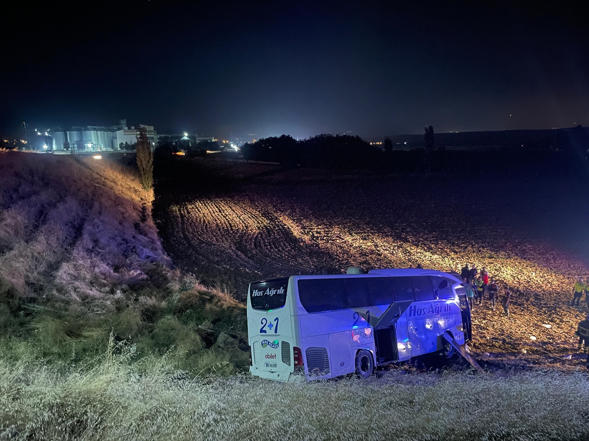 Amasya'da yolcu otobüsü tarlaya girdi: 24 yaralı
