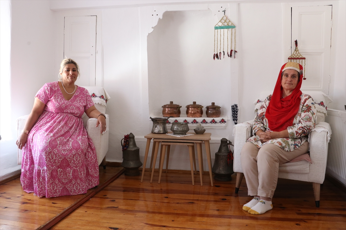 Gurbetçi arkeolog, ata mirası evleri aslına uygun kerpiç tuğlalarla restore ettiriyor