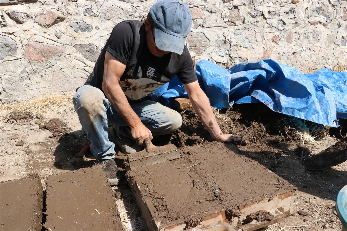 Gurbetçi arkeolog, ata mirası evleri aslına uygun kerpiç tuğlalarla restore ettiriyor