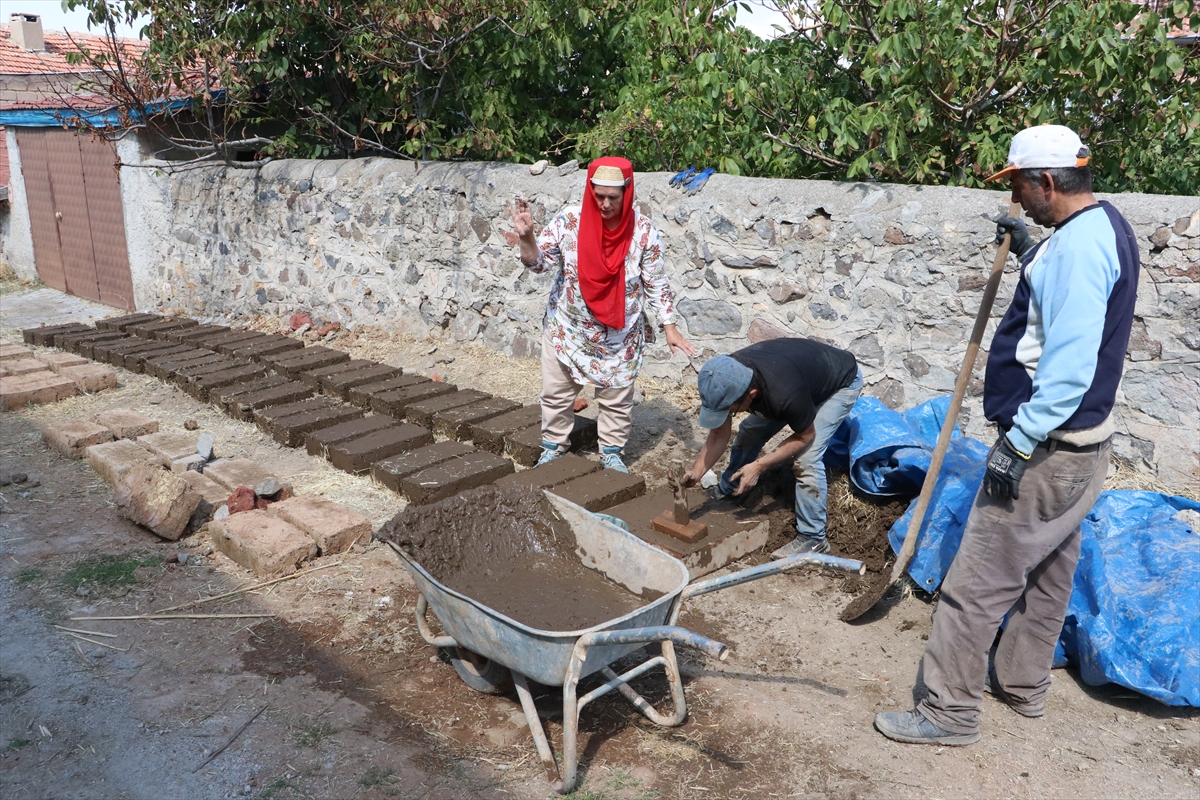Gurbetçi arkeolog, ata mirası evleri aslına uygun kerpiç tuğlalarla restore ettiriyor