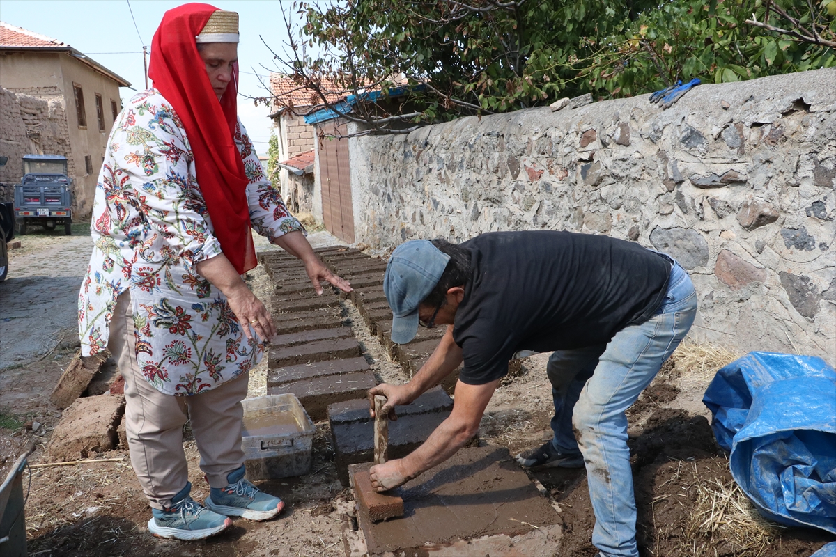 Gurbetçi arkeolog, ata mirası evleri aslına uygun kerpiç tuğlalarla restore ettiriyor