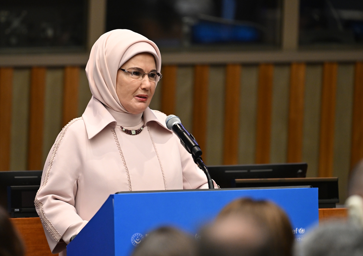 Emine Erdoğan, BM'de çocuklar için güvenli dijital sistemlerin inşasına ilişkin programda konuştu: