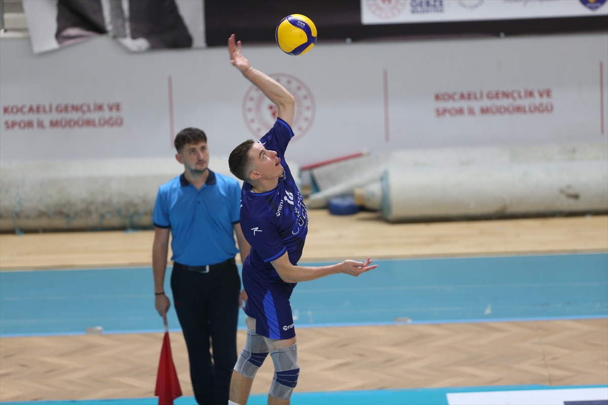 Gebze'de Dursun Ali Arslan anısına voleybol turnuvası sürüyor