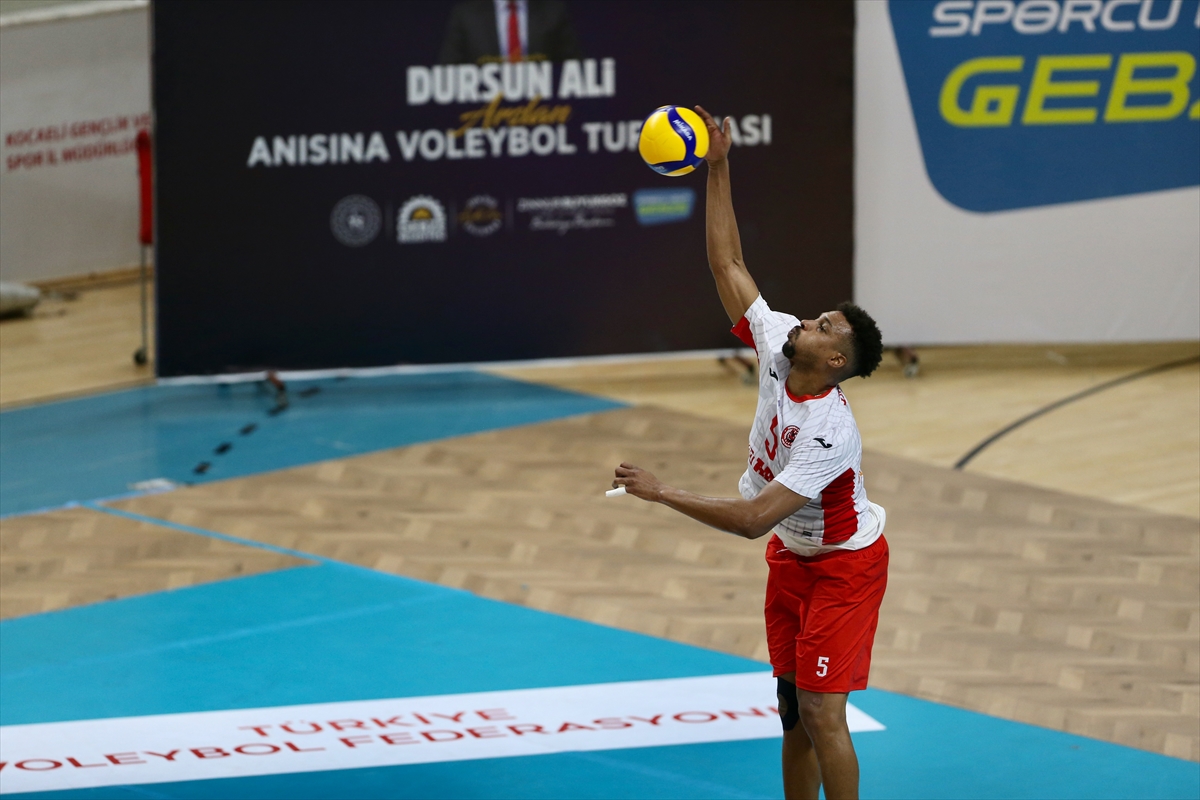 Gebze'de Dursun Ali Arslan anısına voleybol turnuvası sürüyor