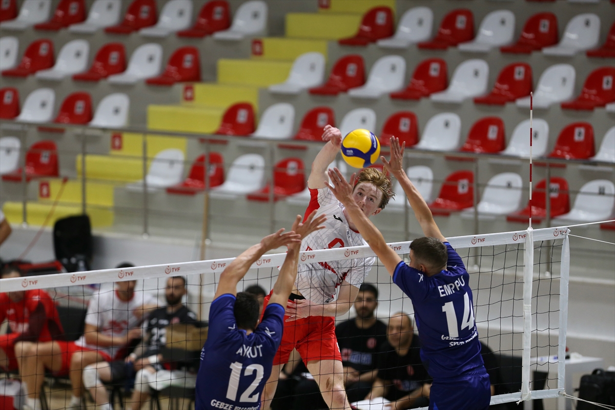 Gebze'de Dursun Ali Arslan anısına voleybol turnuvası sürüyor