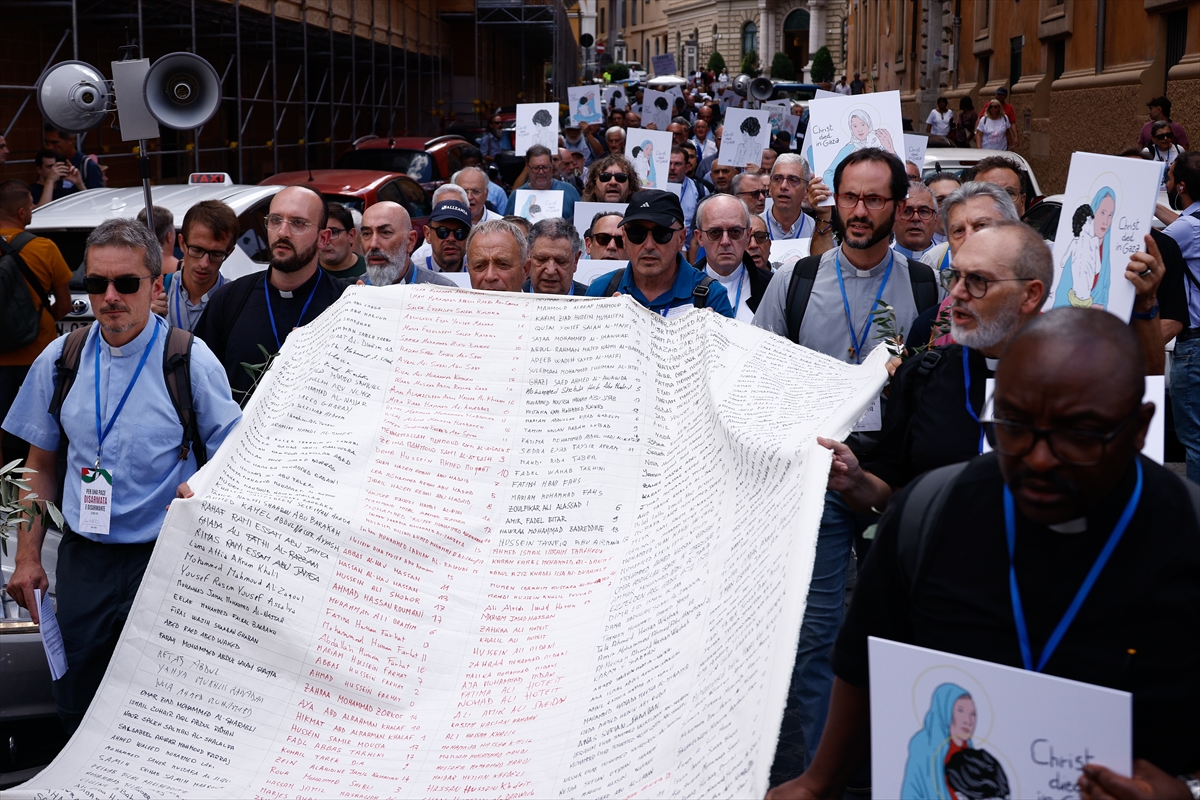 Pat Browne: Rahipler Roma'da Filistin soykırımını protesto etti