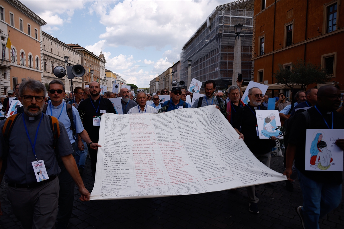 Pat Browne: Rahipler Roma'da Filistin soykırımını protesto etti