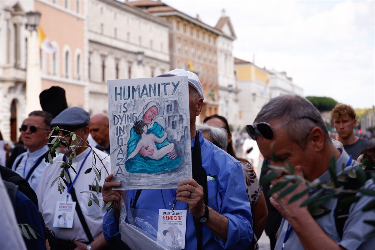 Pat Browne: Rahipler Roma'da Filistin soykırımını protesto etti