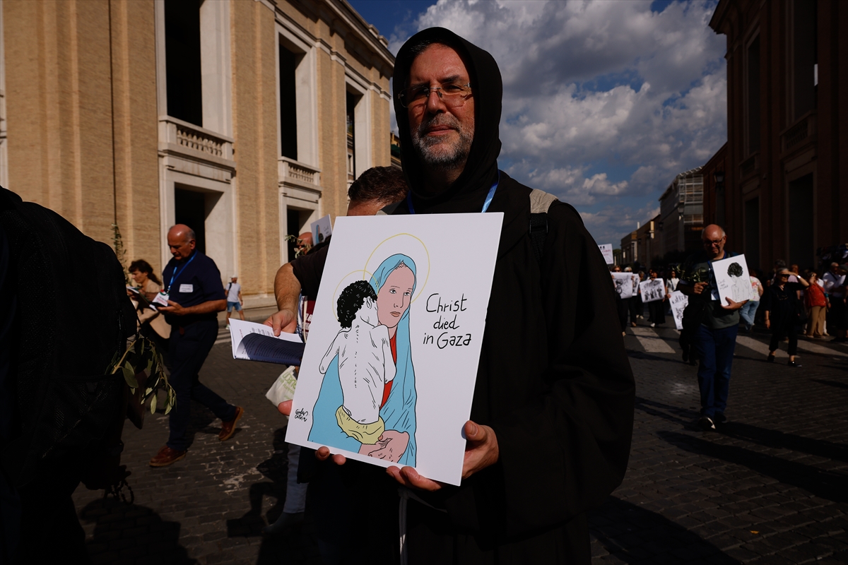 Pat Browne: Rahipler Roma'da Filistin soykırımını protesto etti