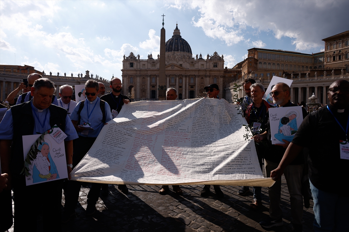 Pat Browne: Rahipler Roma'da Filistin soykırımını protesto etti