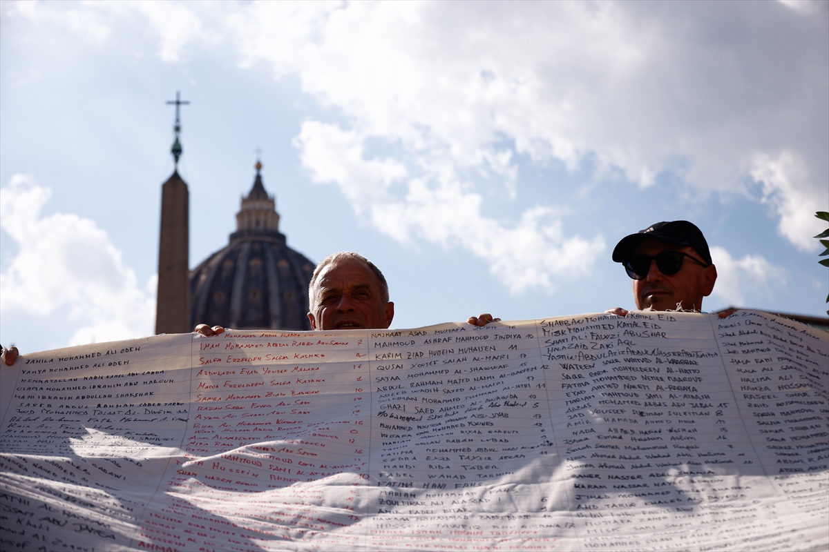 Pat Browne: Rahipler Roma'da Filistin soykırımını protesto etti