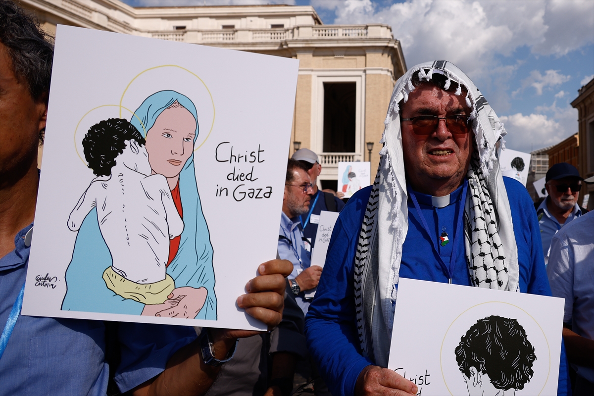 Pat Browne: Rahipler Roma'da Filistin soykırımını protesto etti