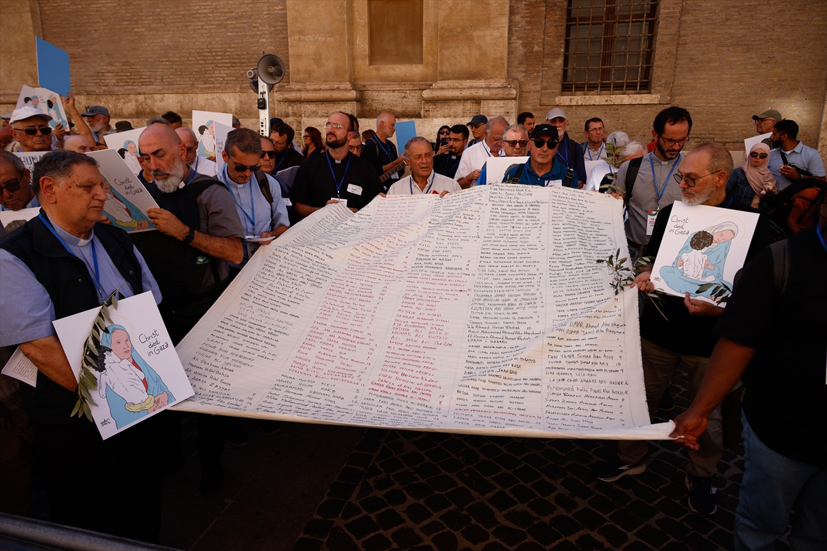 Pat Browne: Rahipler Roma'da Filistin soykırımını protesto etti