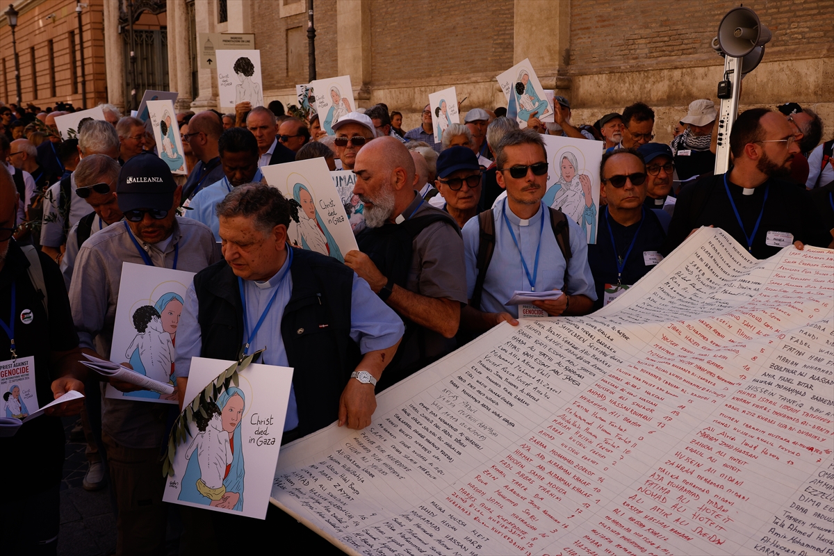 Pat Browne: Rahipler Roma'da Filistin soykırımını protesto etti