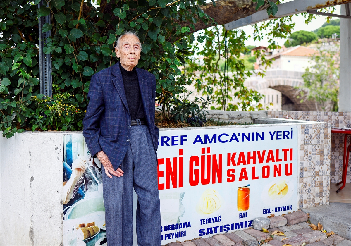Eşref Taşkın: Bergama'daki 80 yıllık dükkanına veda ediyor