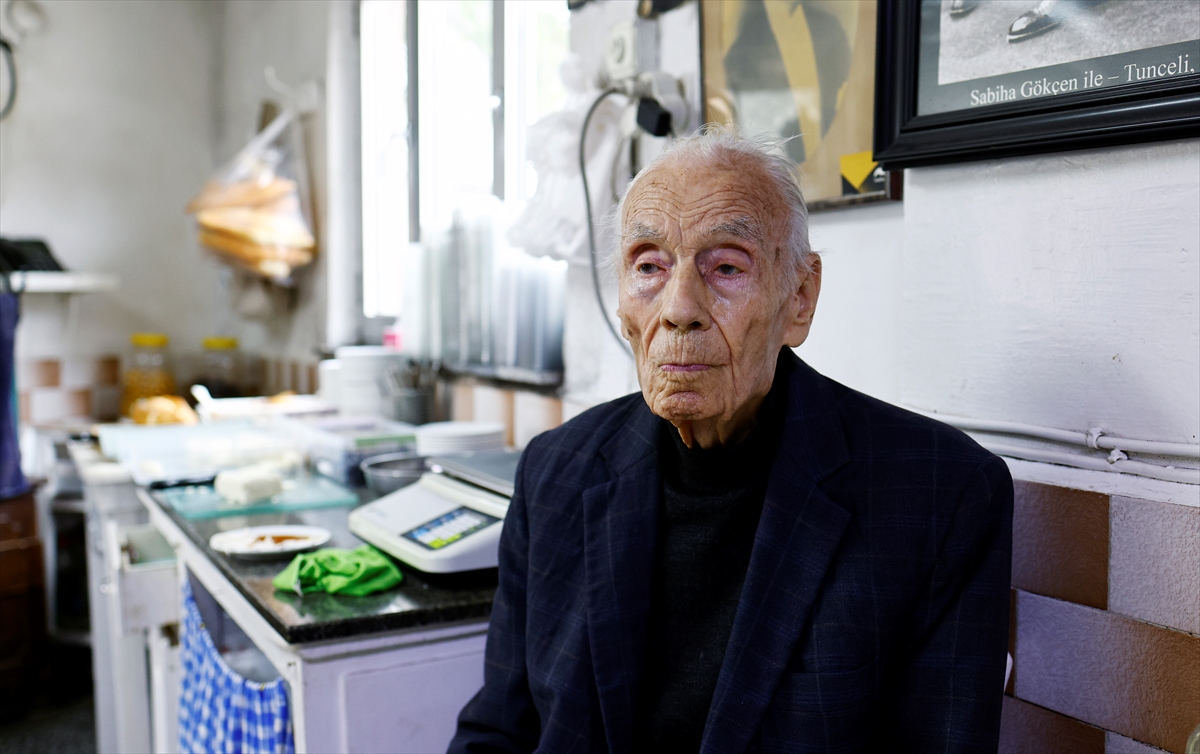 Eşref Taşkın: Bergama'daki 80 yıllık dükkanına veda ediyor