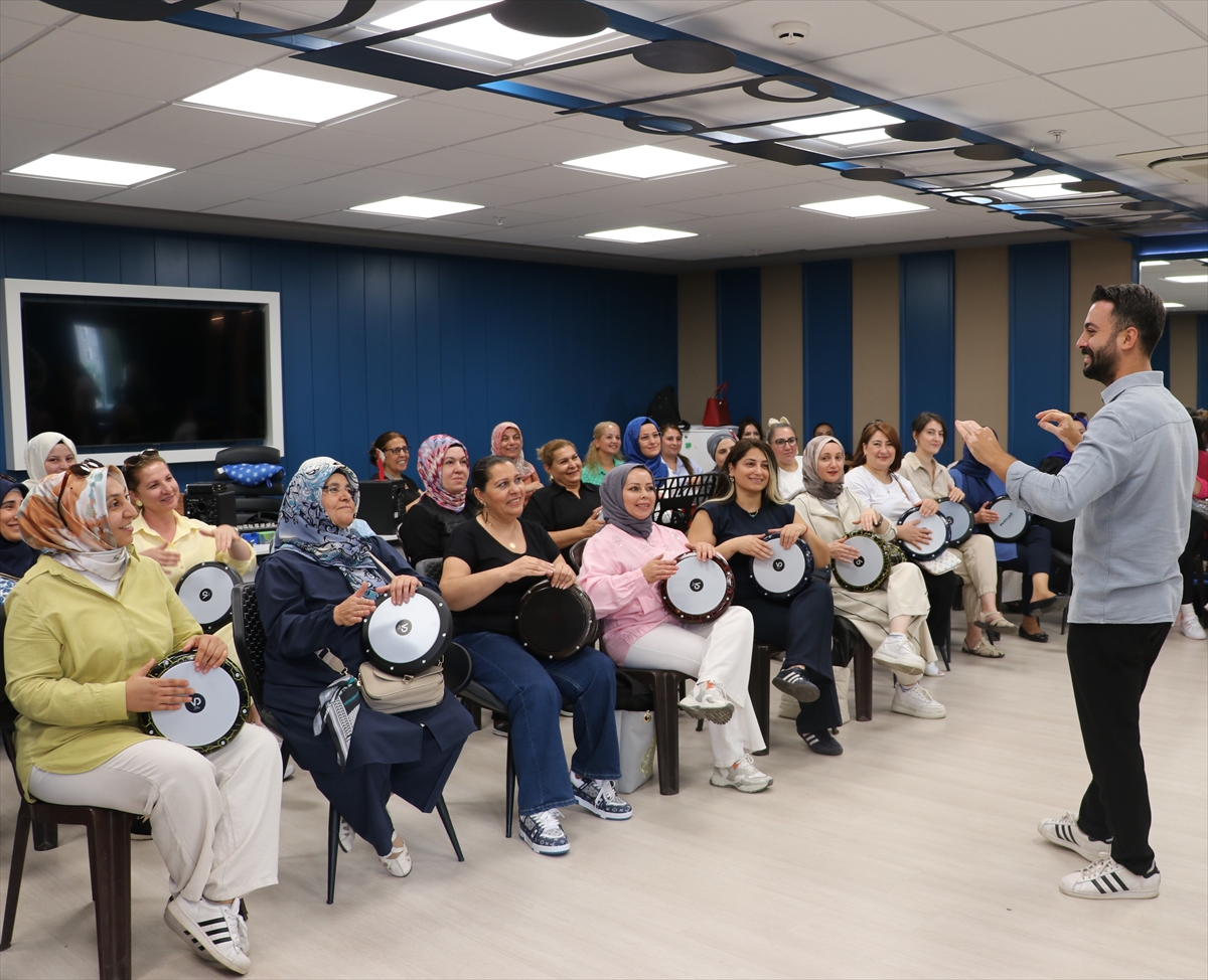 Gaziantep'te kadınlar darbuka ile hayatın ritmini yakalıyor