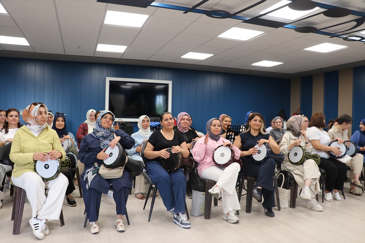 Gaziantep'te kadınlar darbuka ile hayatın ritmini yakalıyor