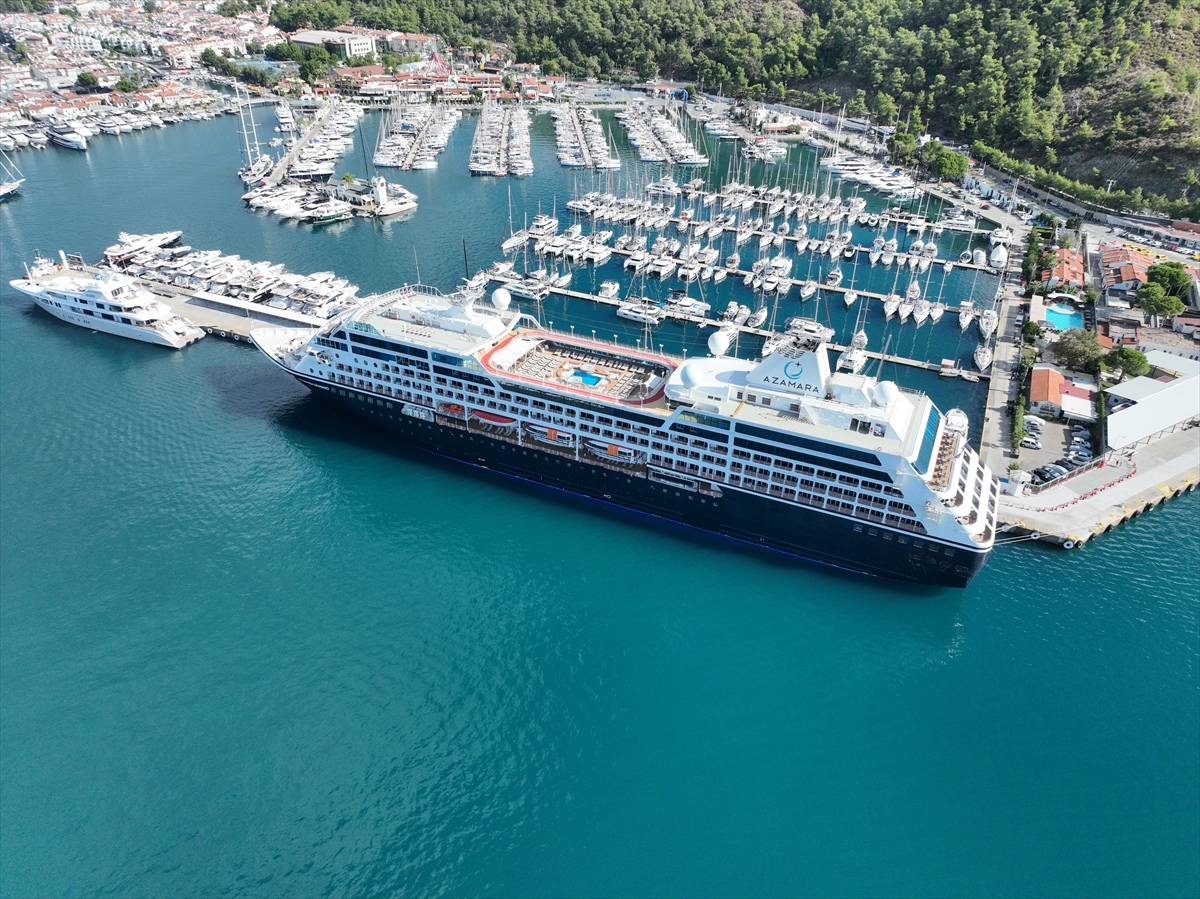 "Azamara Onward" kruvaziyeri Marmaris'e 668 turist getirdi
