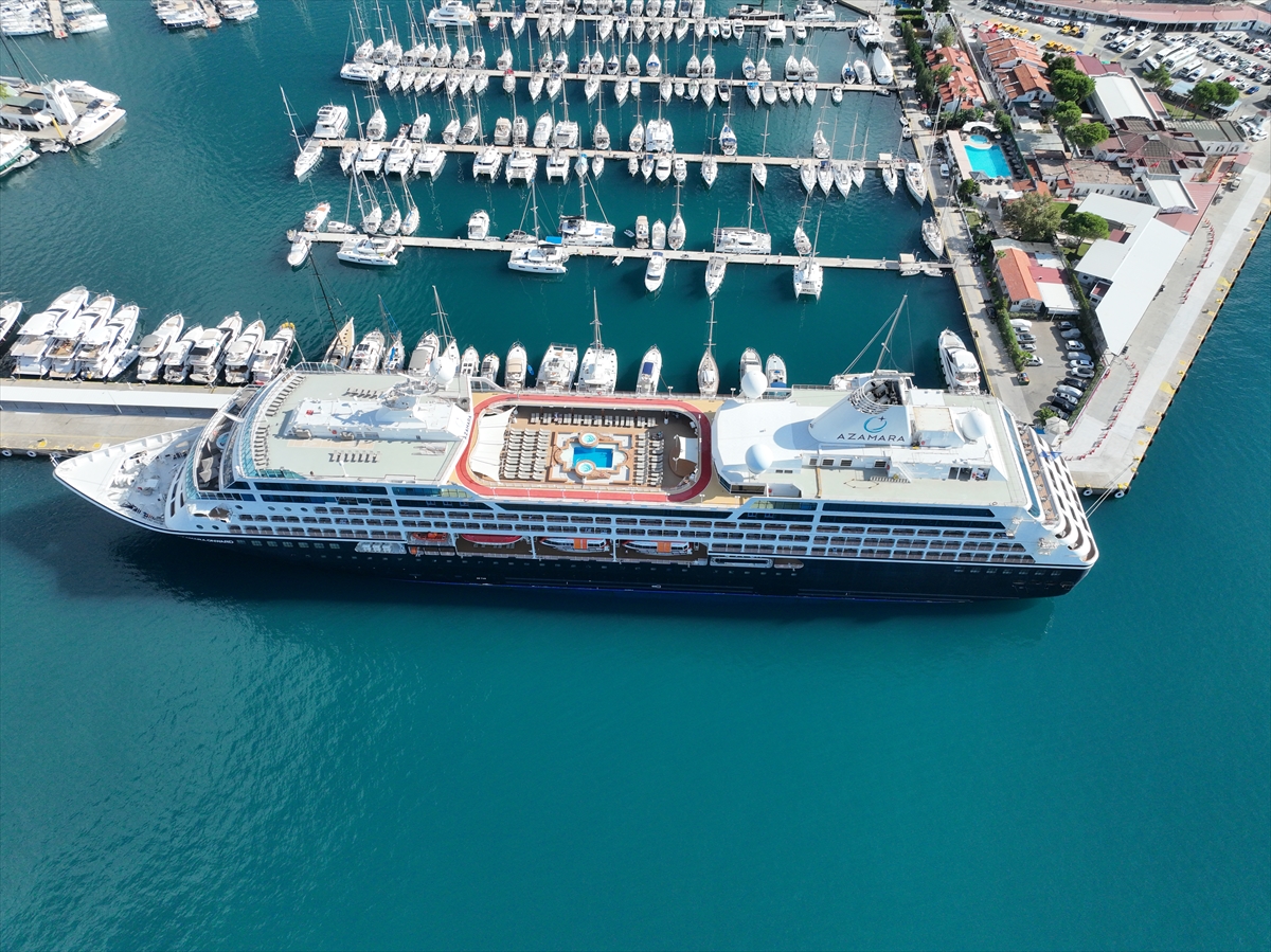 "Azamara Onward" kruvaziyeri Marmaris'e 668 turist getirdi