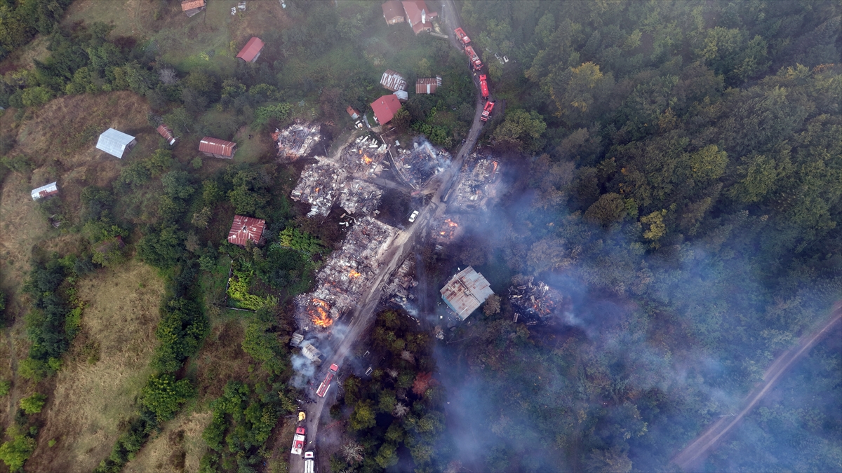 GÜNCELLEME 5 - Kastamonu'da köyde çıkan yangın kontrol altına alındı