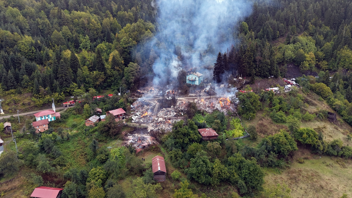 GÜNCELLEME 5 - Kastamonu'da köyde çıkan yangın kontrol altına alındı