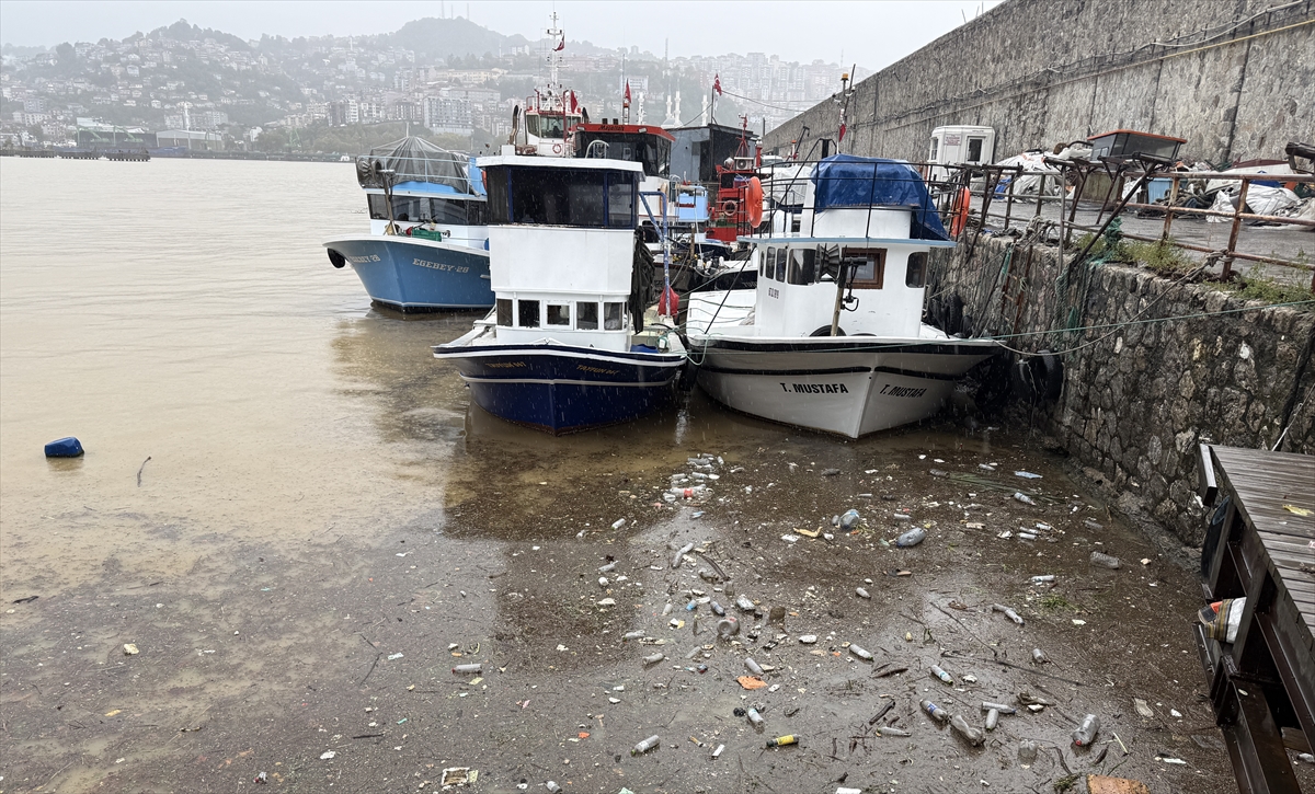 Zonguldak'ta sağanak ve fırtına yaşamı olumsuz etkiledi