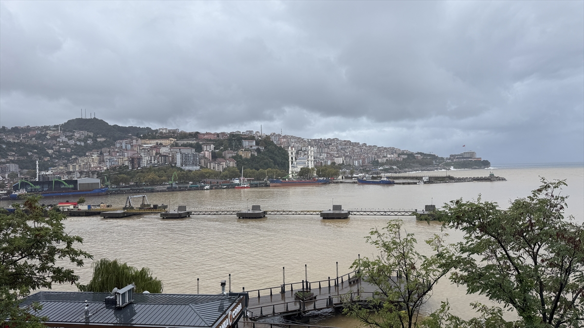 Zonguldak'ta sağanak ve fırtına yaşamı olumsuz etkiledi