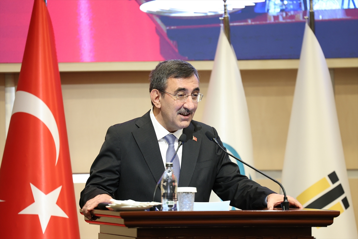 Cevdet Yılmaz: Türkiye istikrarını koruyarak cazibe merkezi olacak