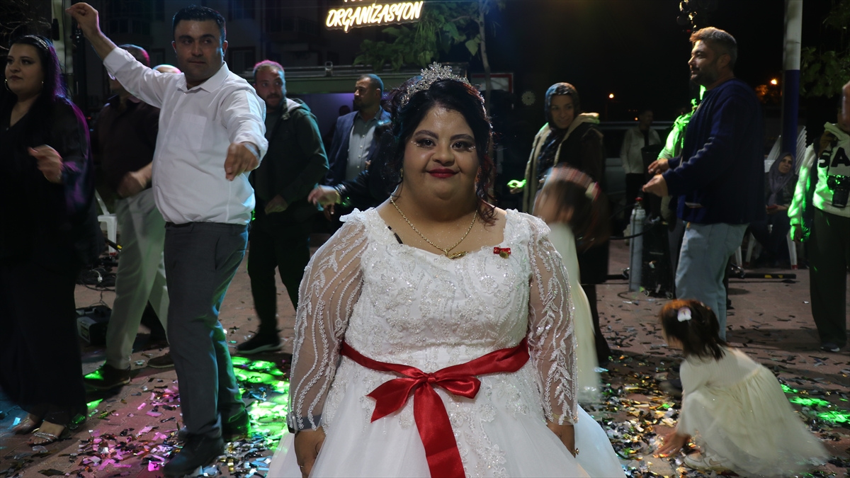 Elif Aldemir'e temsili düğün: Burdur'da büyük mutluluk yaşandı