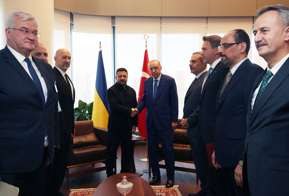 Cumhurbaşkanı Erdoğan, Ukrayna Devlet Başkanı Zelenskiy ile bir araya geldi