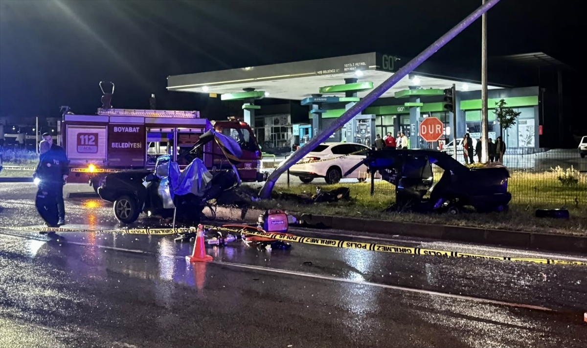 Sinop'ta kaza: Otomobil direğe çarptı, 1 ölü, 2 yaralı