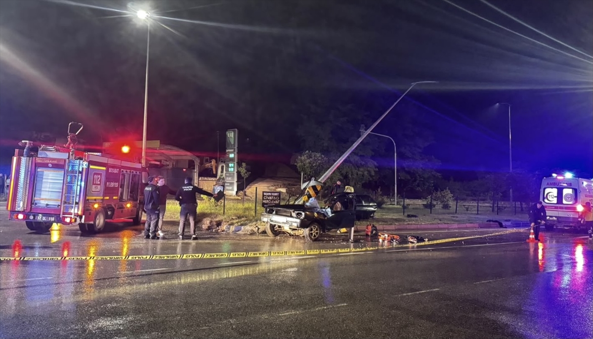 Sinop'ta kaza: Otomobil direğe çarptı, 1 ölü, 2 yaralı