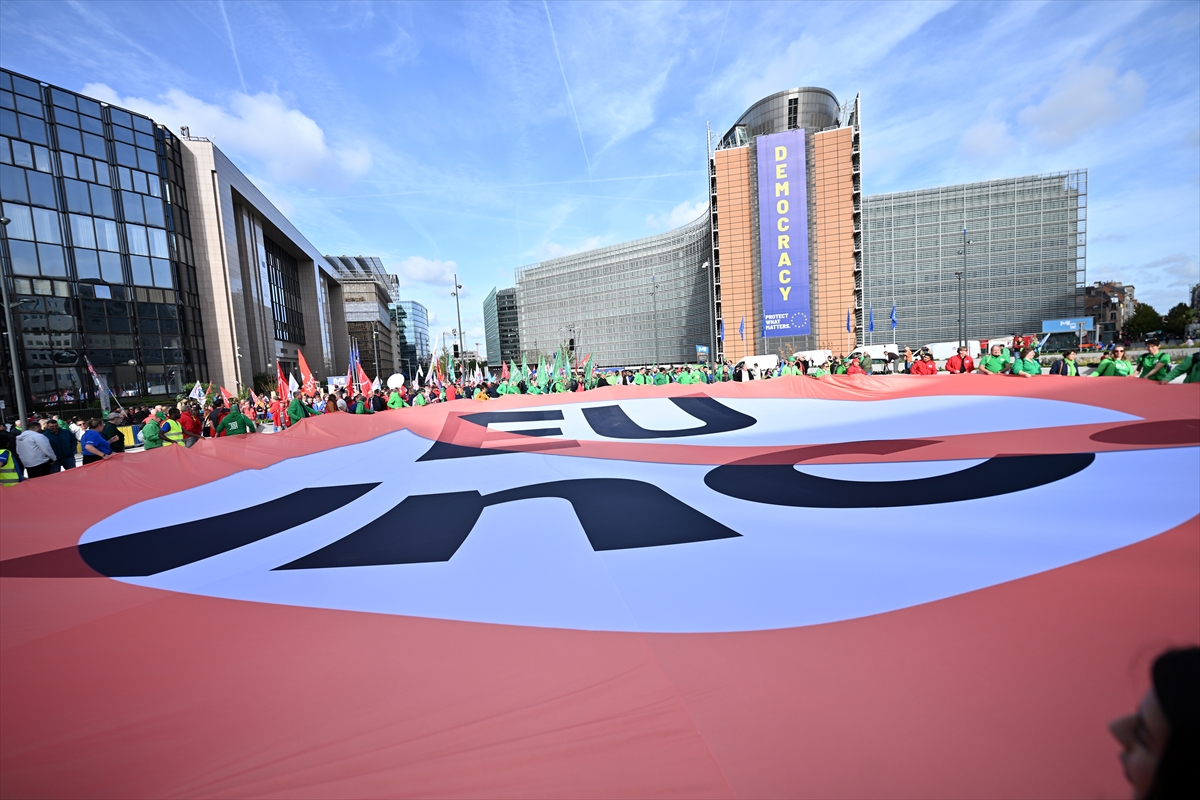 Avrupa sendikaları 'EU Inc.' teklifini Brüksel'de protesto etti