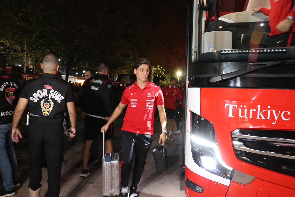 A Milli Futbol Takım'ı konaklayacağı otelde taraftarlar karşıladı