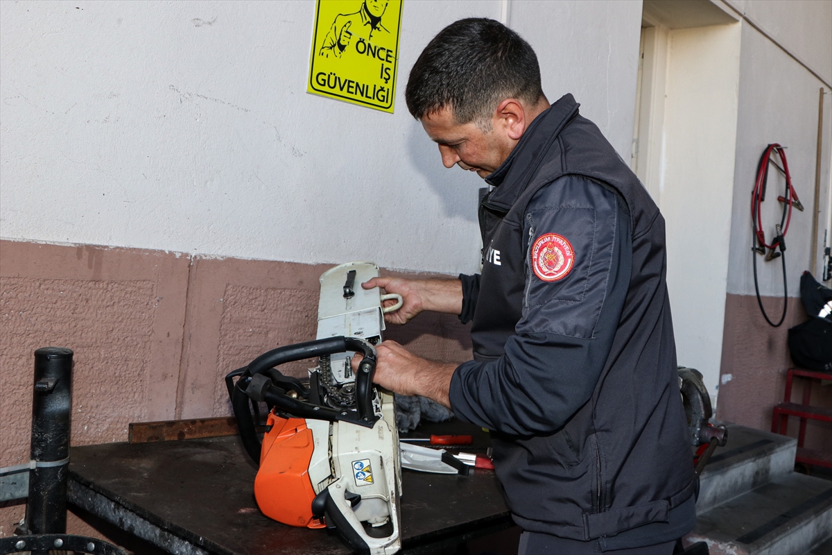 Çocukken gönül verdiği baba ve amca mesleğinde 11 yıldır alevleri söndürmeye koşuyor